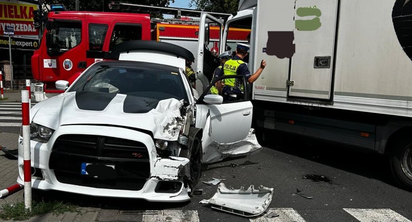 Wypadek na skrzyżowaniu w Toruniu. Nastolatek wjechał w luksusowe auto