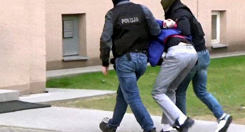 Kryminalni zatrzymali poszukiwanego w całym kraju 28-latka. Ukrywał się w Toruniu