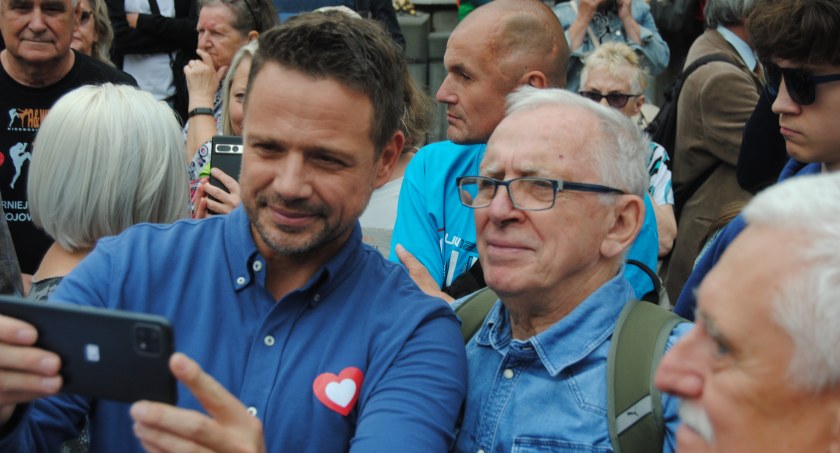 Rafał Trzaskowski z wizytą w Toruniu. Przywitały go tłumy mieszkańców 