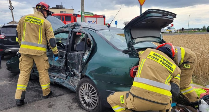 Poważny wypadek pod Toruniem. Cieżarówka wjechała w osobówkę