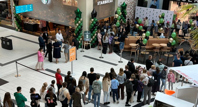 Tłumy na otwarciu Starbucks w Toruniu. Niektórzy czekali w namiotach [WIDEO]