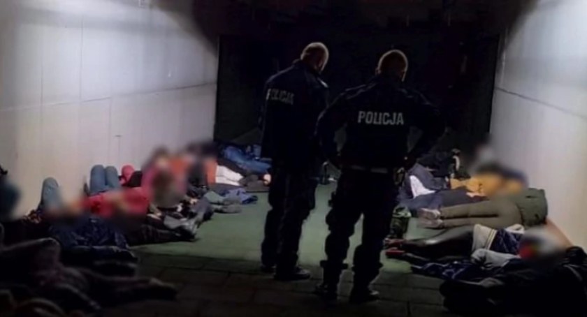Policjanci z Torunia ścigali busa z 26 migrantami. Autem kierował Ukrainiec