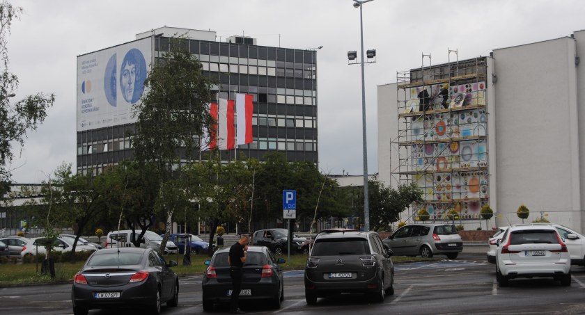 Rozpoczął się demontaż słynnej mozaiki na Auli UMK w Toruniu