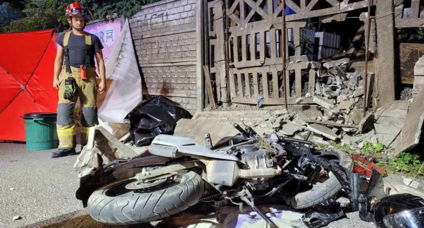 Śmiertelny wypadek pod Toruniem. 25-latek miał zostawić kask pod płotem 