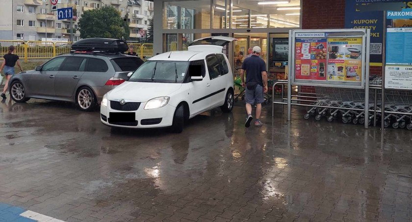 Kobieta podjechała pod wejście LIDLA w Toruniu. Nie czuła zażenowania
