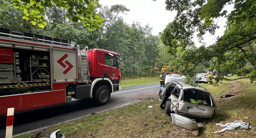 Poważny wypadek w Toruniu. Kierowca stracił panowanie nad autem