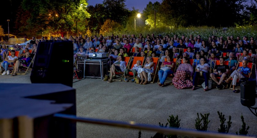 W centrum Torunia uruchomiono letnie kino. Na ekranie same hity
