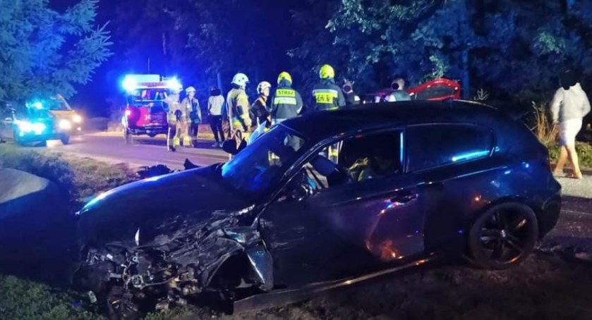 Poważny wypadek pod Toruniem. Na wąskiej drodze zderzyły się dwa samochody