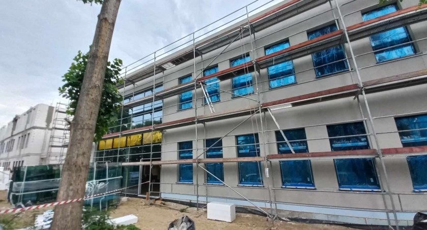 Nowa szkoła w Toruniu za 80 milionów powstaje w ekspresowym tempie