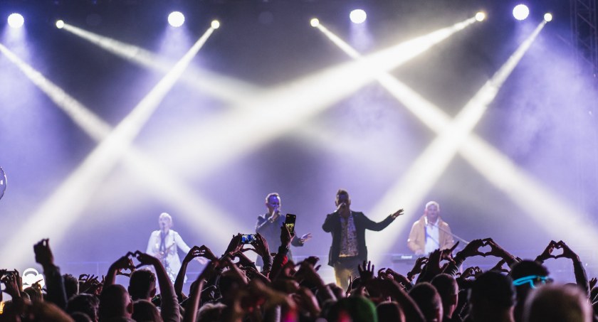 Dożynkowa impreza nad popularnym jeziorem! Wystąpi toruńska gwiazda disco polo