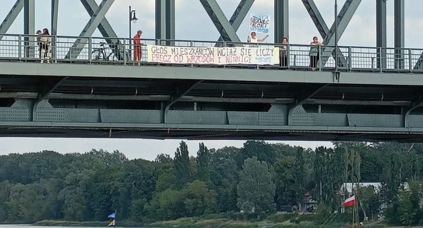 Happening na moście w Toruniu. Transparent rozemocjonował mieszkańców