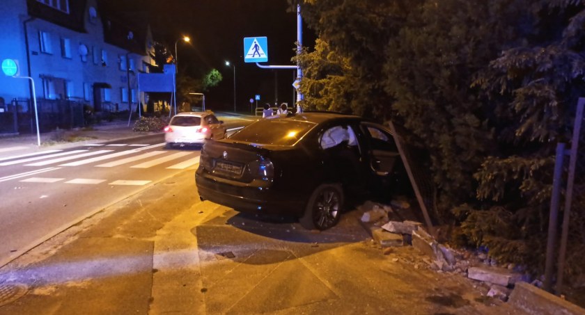 Wypadek pod Toruniem. Młody kierowca BMW wjechał w ogrodzenie