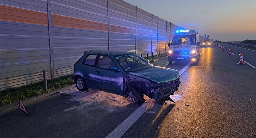 53-latek rozbił auto pod Toruniem. Mężczyzna zasnął za kierownicą