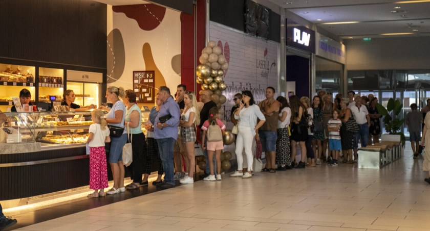Tłumy na otwarciu cukierni w Toruniu. Gości przywitały... roboty