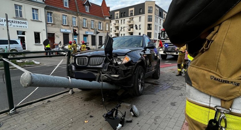 BMW staranowało sygnalizator w Toruniu. Kobieta wymusiła pierwszeństwo