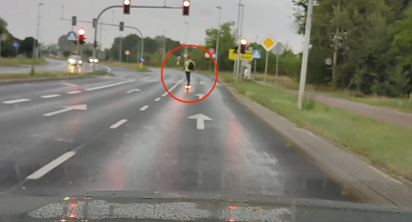 Pirat drogowy na hulajnodze w Toruniu. Zlekceważył wszystkie przepisy [WIDEO]
