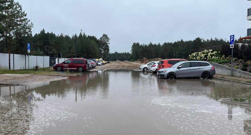 Basen na parkingu po ulewie w Toruniu. „Możemy iść się kąpać”