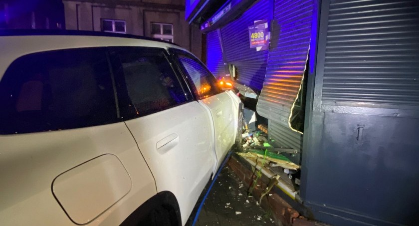 Kierowca BMW wjechał w kiosk w Toruniu. Dwie osoby w szpitalu