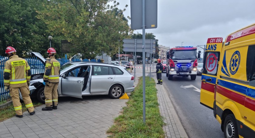 43-latek wjechał w ogrodzenie w Toruniu. Kierowca nie dostał mandatu