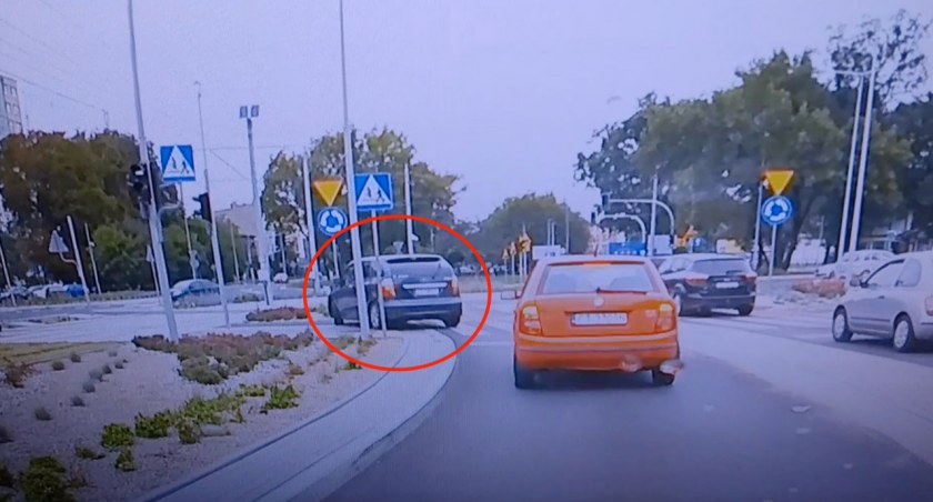 (Nie)zwykły gest w Toruniu. Dobry człowiek zatrzymał się i pomógł seniorowi [WIDEO]