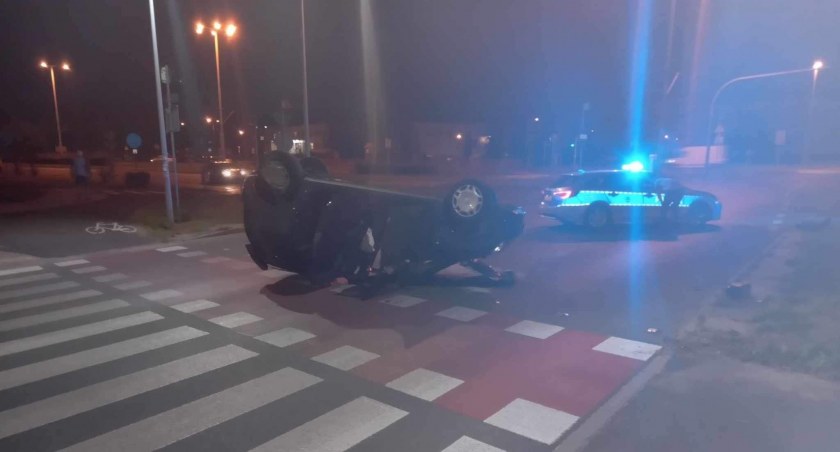 Poważny wypadek w Toruniu. Auto dachowało na skrzyżowaniu [WIDEO]