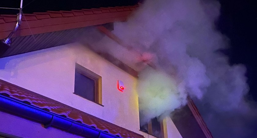 Pożar w domku w Toruniu. Ogień pojawił się w nocy w pokoju