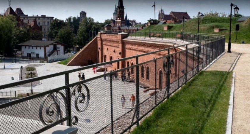 W centrum Torunia zatrzymano mężczyznę, który zbierał kamienie…