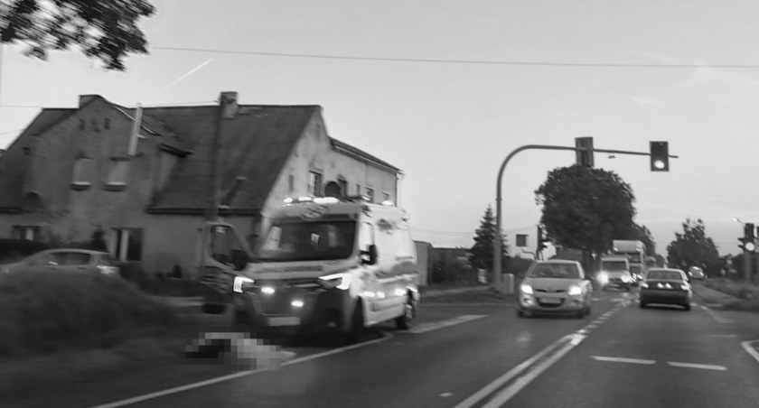 Śmiertelny wypadek pod Toruniem. Rowerzysta zginął pod kołami auta