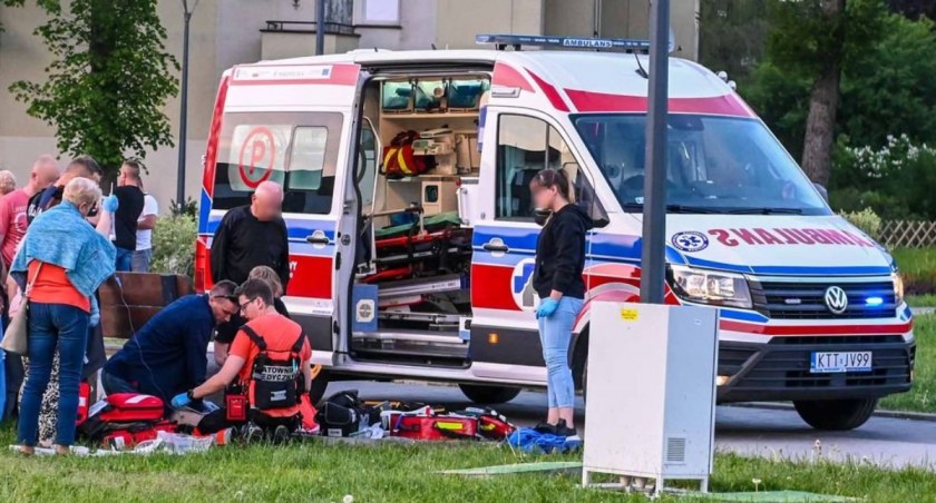 16-latek leżał na boisku w centrum Torunia. Trafił do szpitala