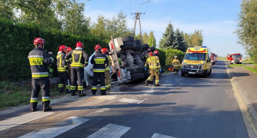 Niecodzienny wypadek pod Toruniem. Betoniarka położyła się na boku