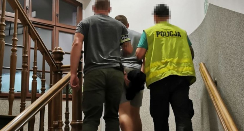 Kryminalni zatrzymali 27-latka w Toruniu. Został odnaleziony w „kryjówce”