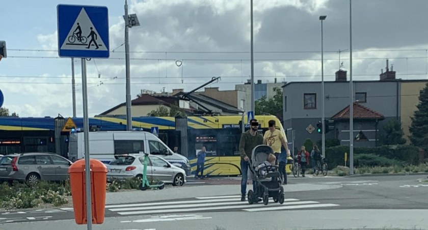 Kolejny wypadek na nowej linii tramwajowej w Toruniu. 40-latek trafił do szpitala