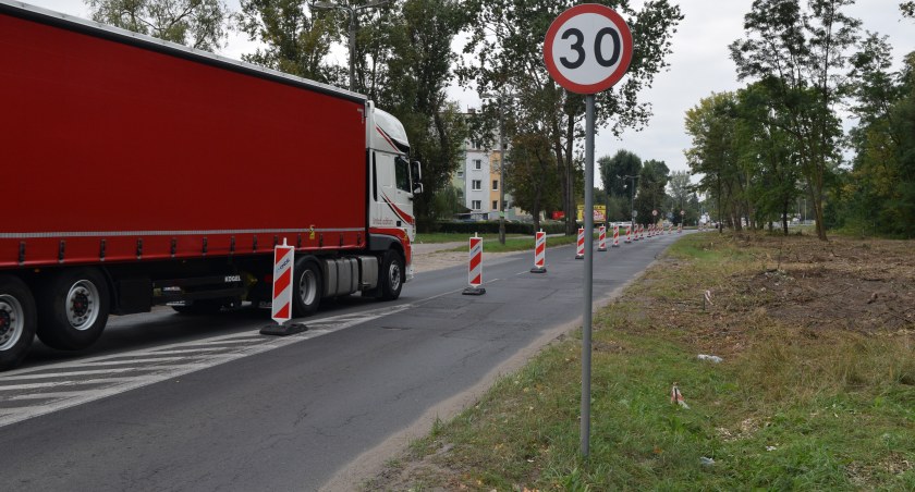Ruszyła rozbudowa ważnej drogi w Toruniu. Jeden pas ruchu został zamknięty