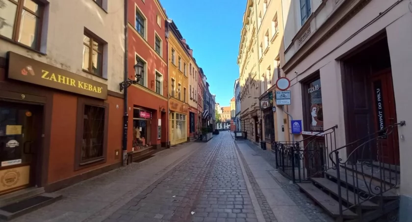 Popularna restauracja w centrum Torunia jest na sprzedaż. Ten lokal przyciąga wzrok