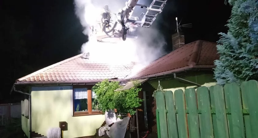 Pod Toruniem palił się dom. Ogromne straty po pożarze