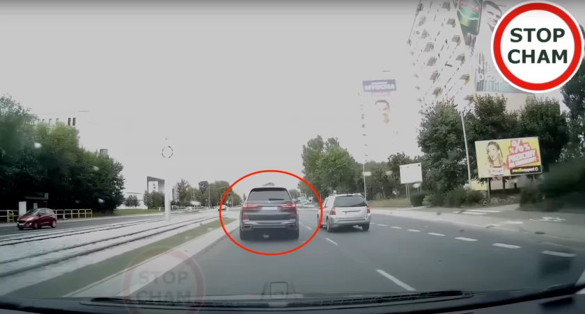 Urażona duma kierowcy BMW. Chciał konfrontacji na rondzie w Toruniu [WIDEO]