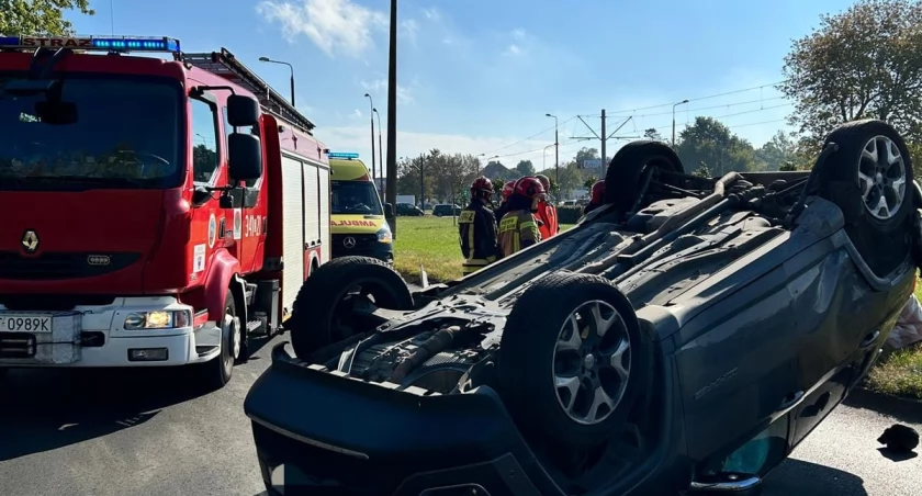 Dachowanie przy centrum handlowym w Toruniu. 30-latka wymusiła pierwszeństwo