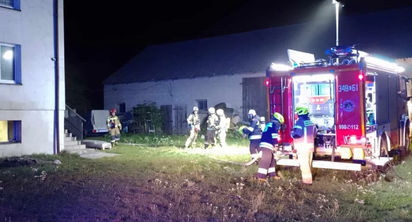 Pod Toruniem płonął budynek mieszkalny. Pięć zastępów w akcji
