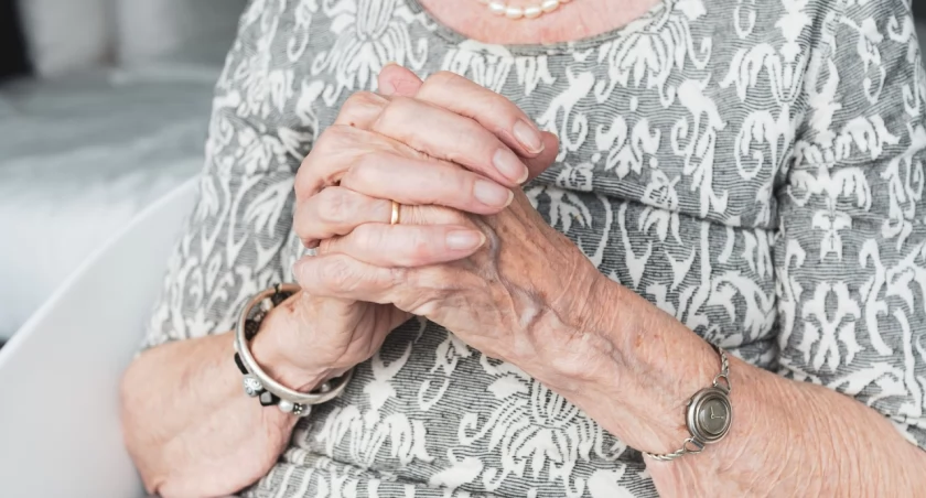 Dramat seniorki w Toruniu. W kilka minut straciła 300 tysięcy złotych