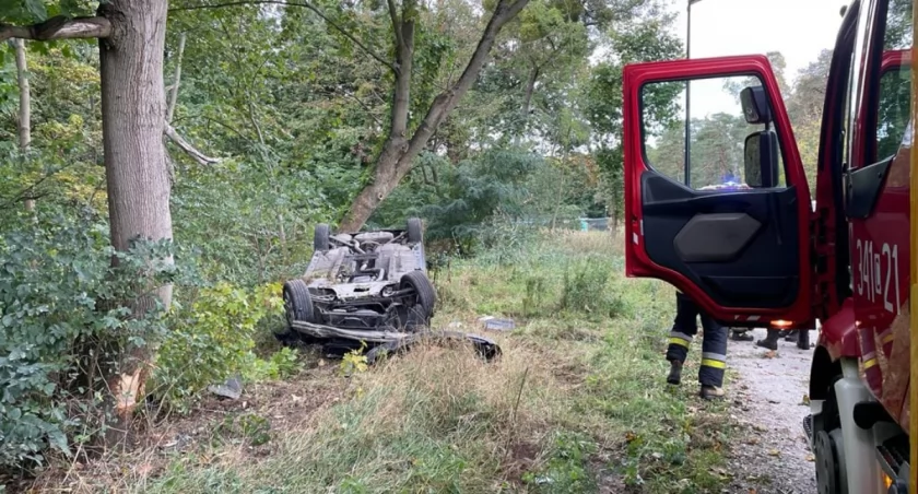 Dachowanie BMW w Toruniu. Kierowca jechał zdecydowanie za szybko