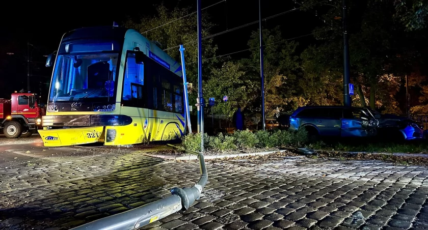 Tajemniczy wypadek w Toruniu. Kierowca porzucił auto [FOTO]