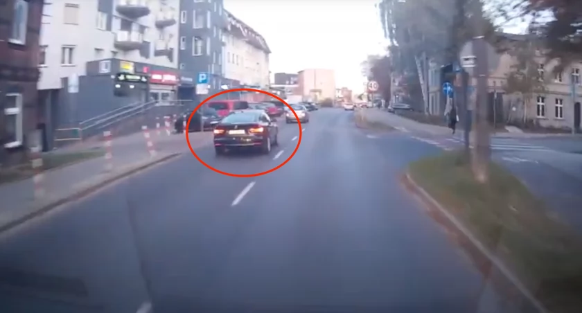 O krok od tragedii w Toruniu. Kierująca BMW nie zauważyła przechodnia [WIDEO]