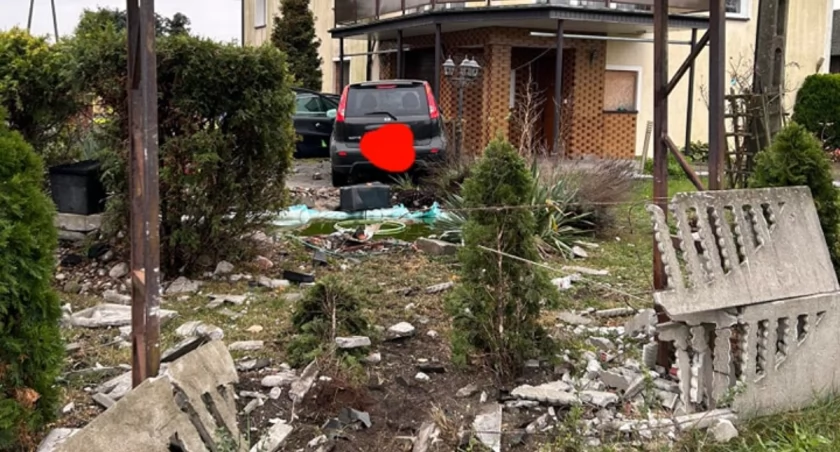 Poważny wypadek pod Toruniem. Kierowca staranował betonowy płot 