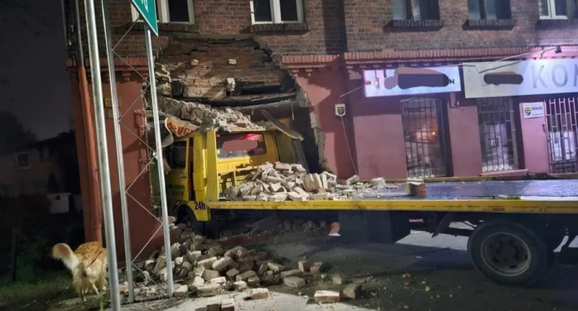 Kierowca wbił się w kamienicę w Toruniu. Ewakuowano mieszkańców