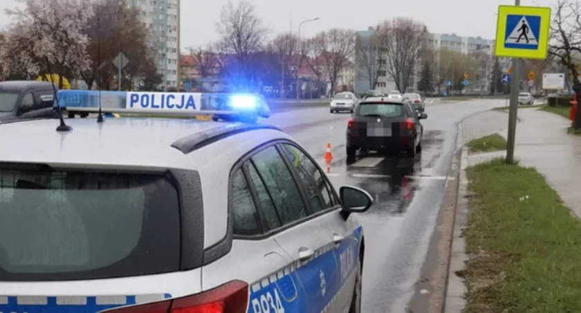 Dramat na pasach w Toruniu. Pieszy wpadł pod koła auta