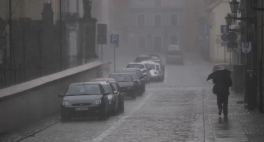 Deszcz i wiatr w Toruniu. Przydadzą się parasole