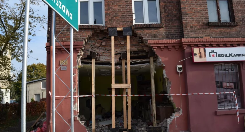 Laweta wjechała w dom w Toruniu. Mieszkańcy zostali na lodzie