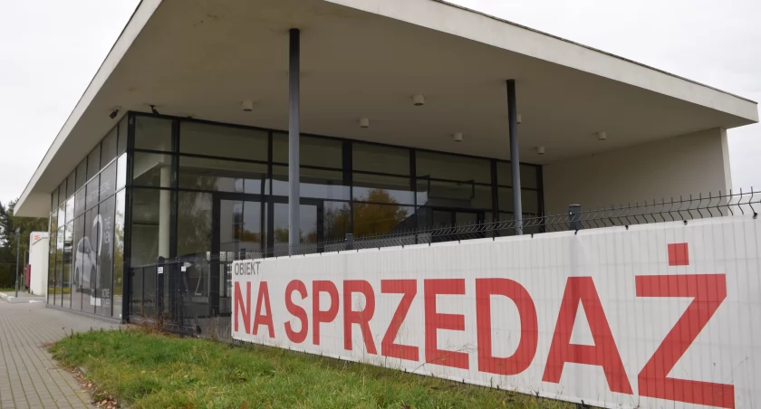 Znany salon samochodowy wystawiony na sprzedaż w Toruniu