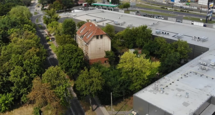 Mieszkańcy przegrali walkę o „bezcenny teren”. Działkę w Toruniu kupił deweloper