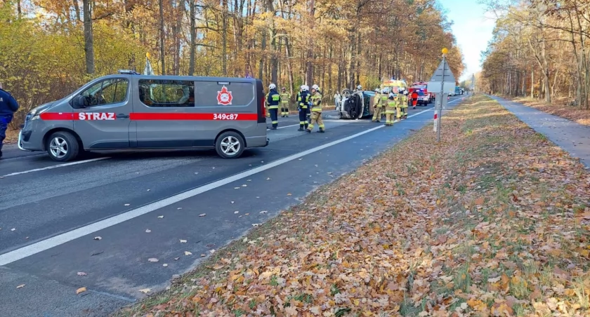 Wypadek z udziałem kombajnu pod Toruniem. Droga całkowicie zablokowana
